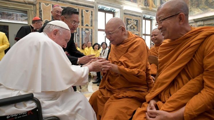 Papa Francisco en audiencia con un grupo de lamas budistas