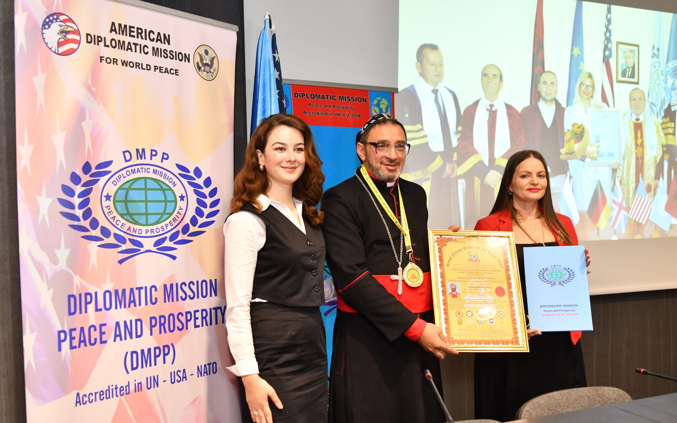 Arzobispo Gino Collica recibiendo el premiode Excelencia Humana 2023