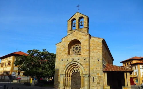 Santa María del Conceyu. A la izquierda Les Escuelones, a la derecha el Teatro Riera