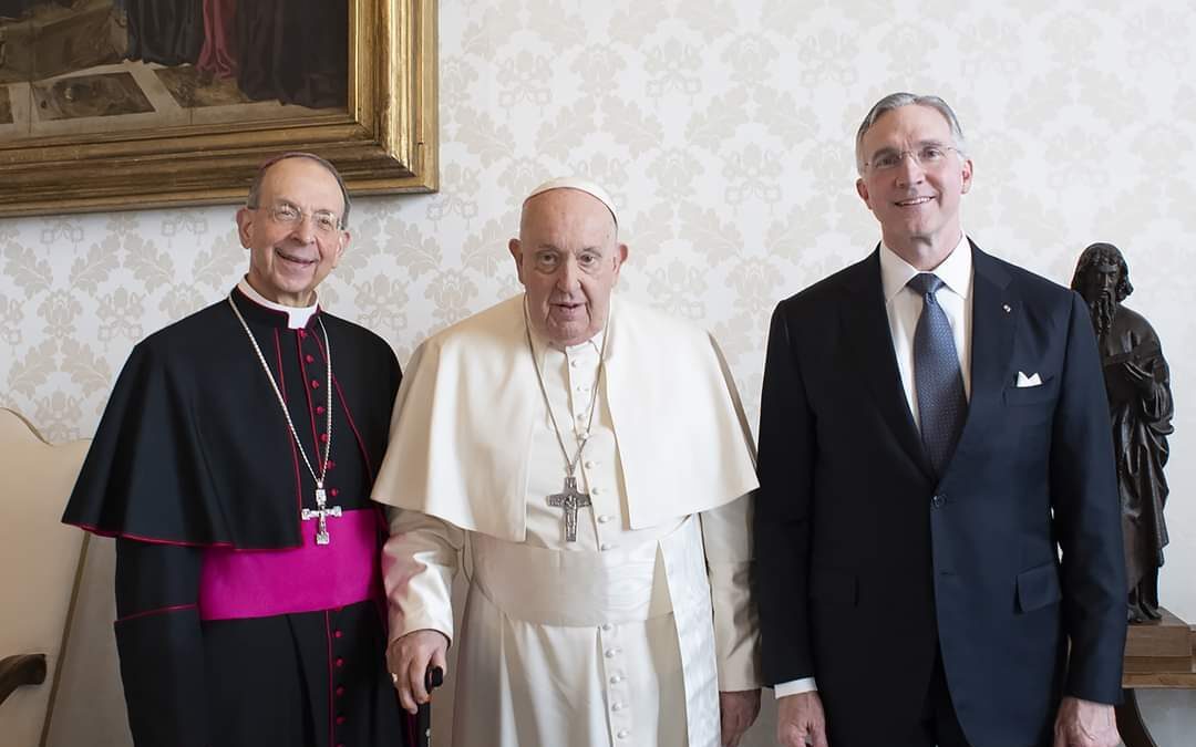 El Papa Francisco se reúne con el Caballero Supremo Patrick E. Kelly y el Arzobispo William E. Lori de Baltimore, capellán supremo de la Orden.