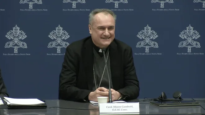 Cardenal Gambetti en rueda de Prensa en la Santa Sede