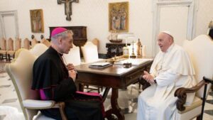 Francisco-recibe-Ganswein