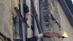 monje-lanza-coctel-molotov