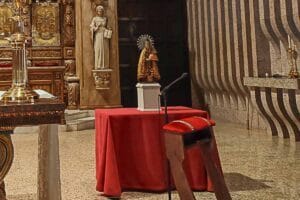 Rezo-del-rosario-ante-la-Virgen-de-los-Desamparados-de-Valencia-en-Torreciudad-1